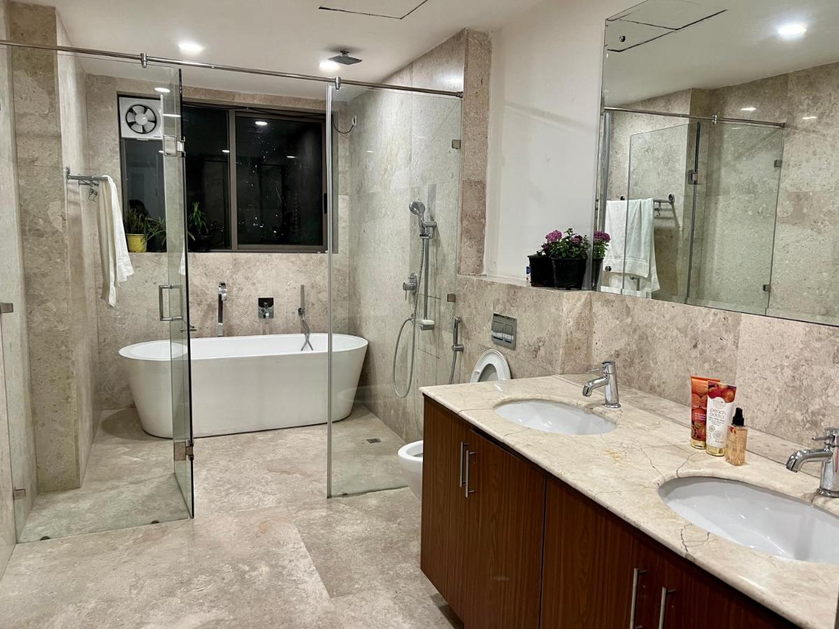Luxury Master Bedroom With Bathtub N Private Entry Gurgaon Esterno foto